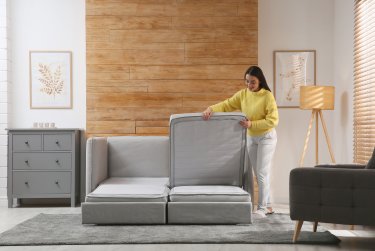 Regal, Stuhl und Deko im Scandic-Look