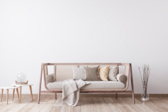Couch inkl. Deko im Scandic-Look